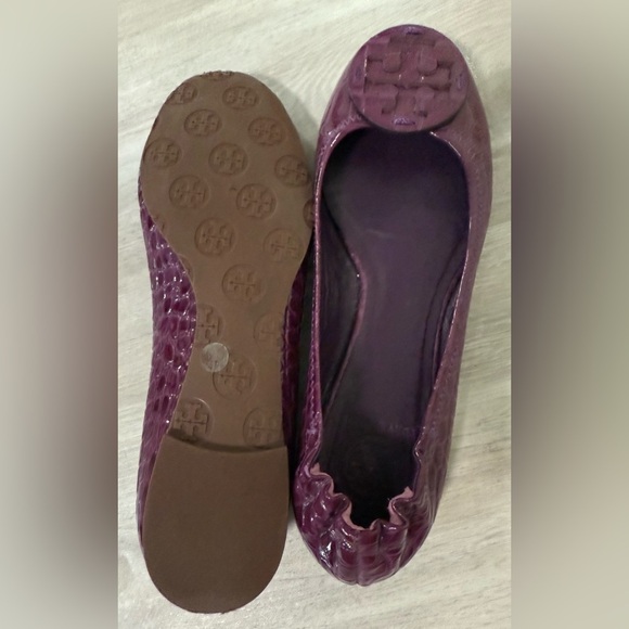 Tory Burch Reva Purple Crocodile Embossed Patent Leather Flats, 8.5 - Picture 5 of 6